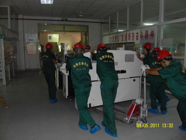 SMT設(shè)備卸車、拆箱作業(yè)