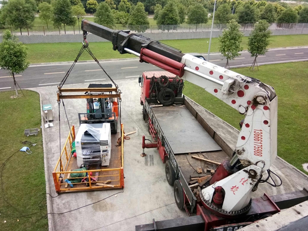 SMT設(shè)備卸車、拆箱作業(yè)