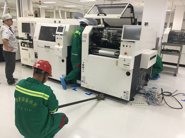 SMT設(shè)備卸車、拆箱作業(yè)