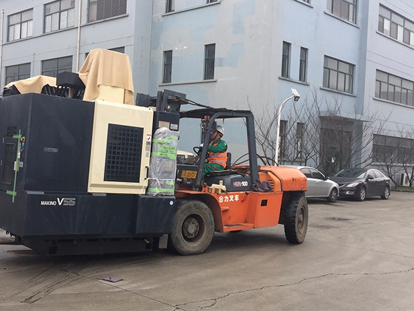 傳統(tǒng)設(shè)備卸車、拆箱作業(yè)