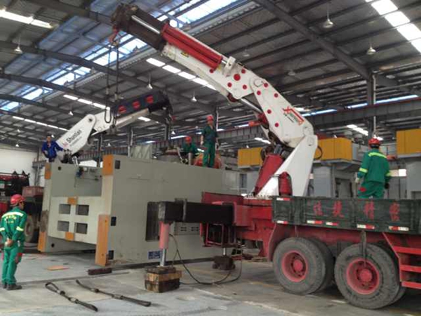 傳統(tǒng)設(shè)備卸車(chē)、拆箱作業(yè)